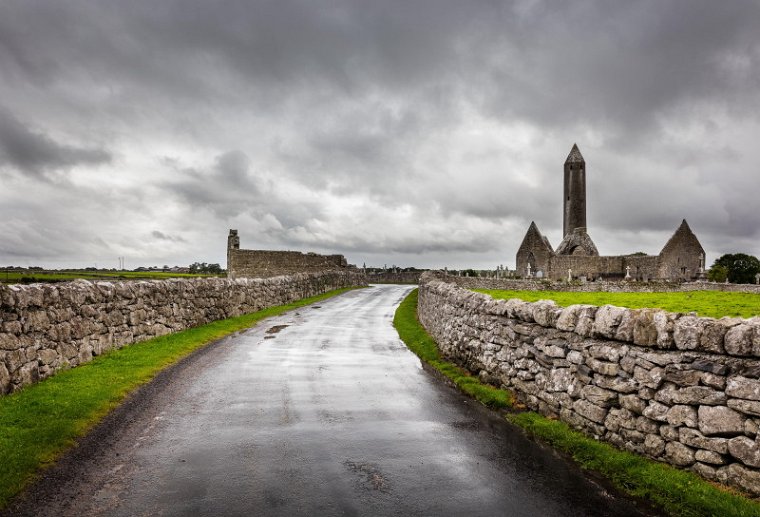 37 The Burren, Klooster van Kilmacduagh.jpg